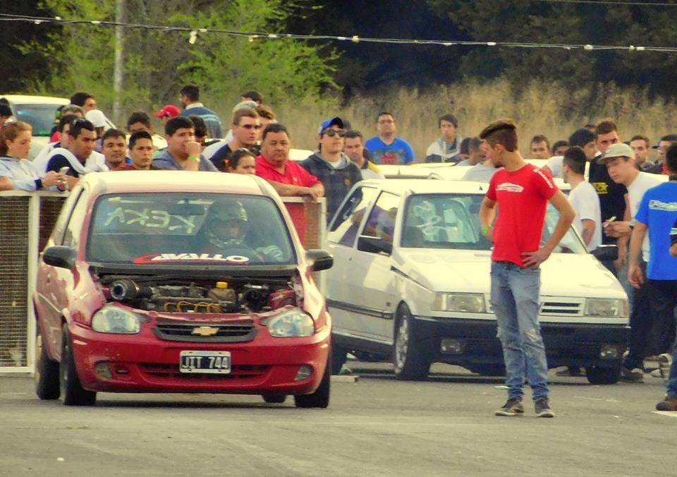 12033726_899510526763154_1179927850_n